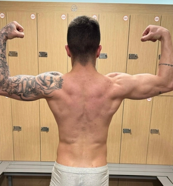 Comparação lado a lado da transformação corporal masculina, mostrando definição muscular e melhoria de postura sob iluminação de estúdio. Antes.