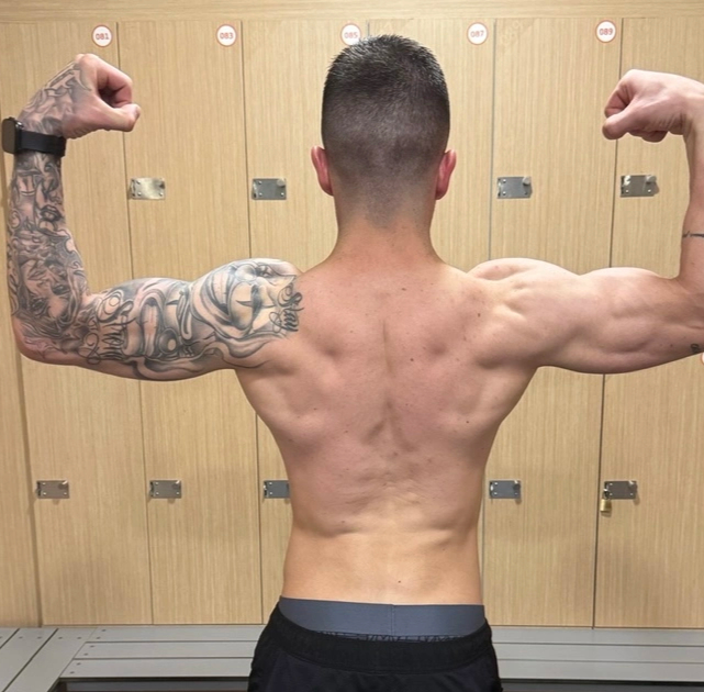 Comparação lado a lado da transformação corporal masculina, mostrando definição muscular e melhoria de postura sob iluminação de estúdio. Depois.