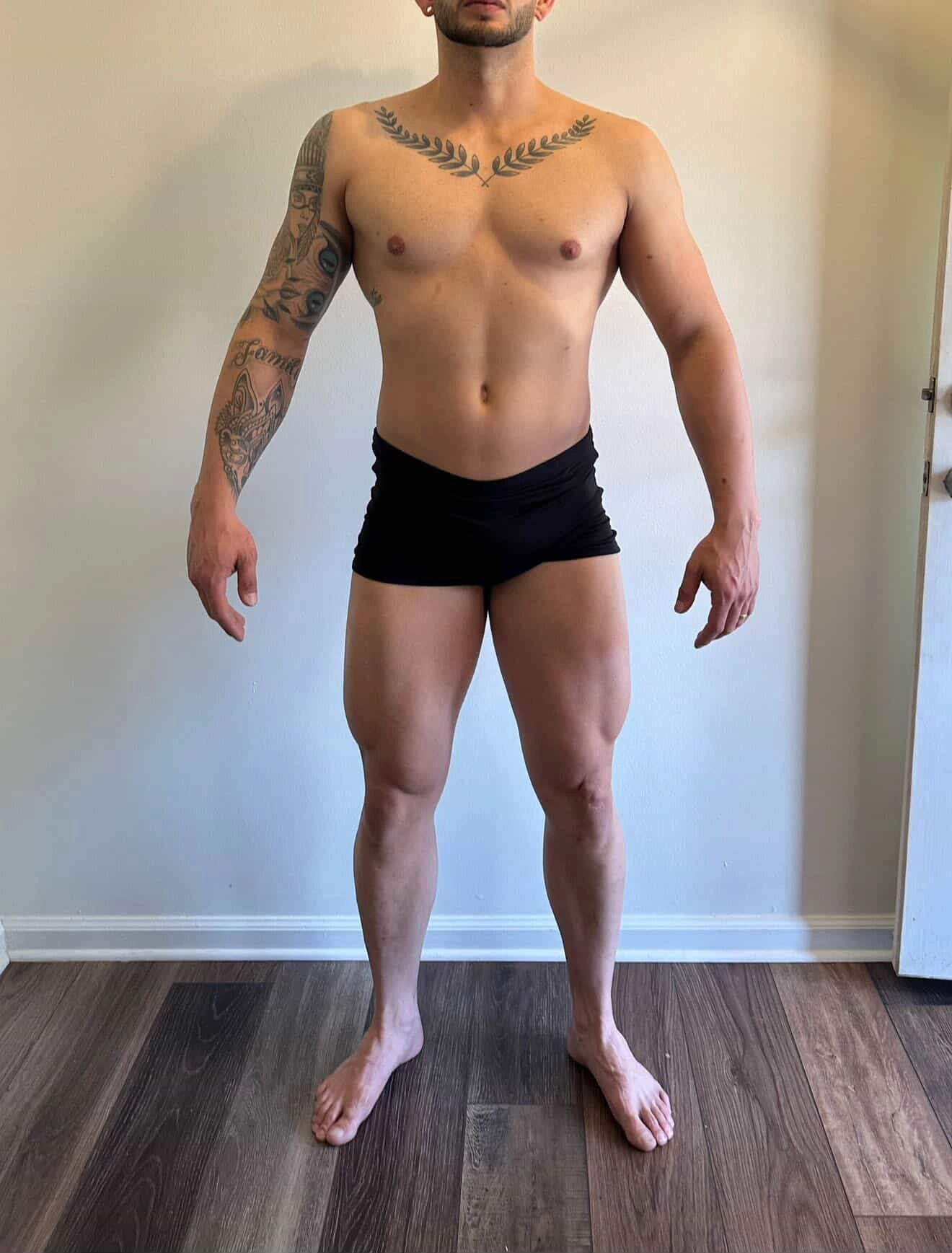 Antes e depois da progressão fitness, com aumento de tónus muscular e definição do core em vestuário desportivo. Antes.