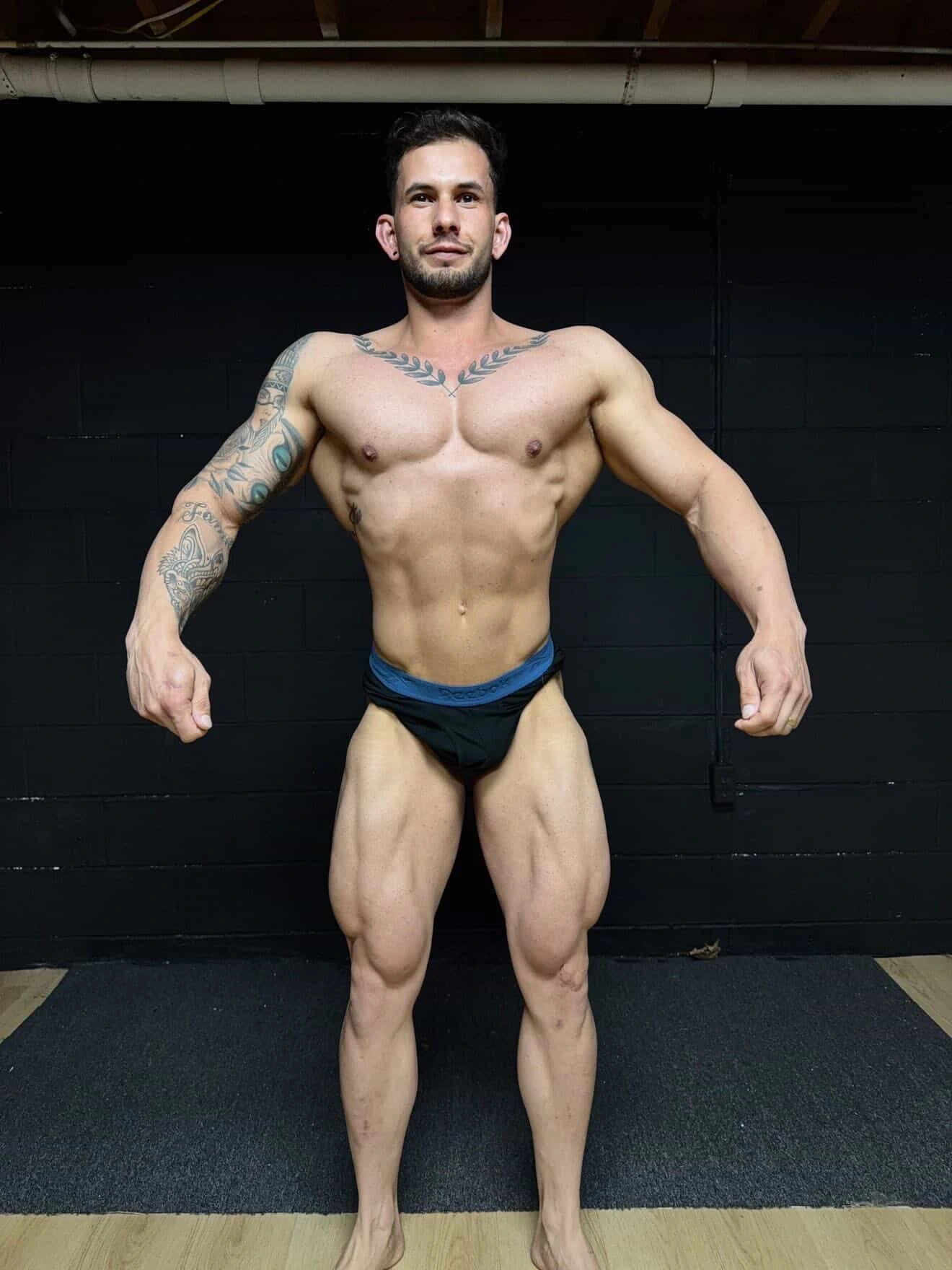 Antes e depois da progressão fitness, com aumento de tónus muscular e definição do core em vestuário desportivo. Depois.